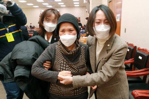 김미숙 ‘김용균재단’ 이사장이 8일 오전 서울 여의도 국회에서 열린 법사위 전체회의에서 중대재해기업처벌법 법안에 대해 발언하려다 제지된 뒤 정의당 장혜영 의원과 함께 회의장을 나서고 있다. 국회 공동취재