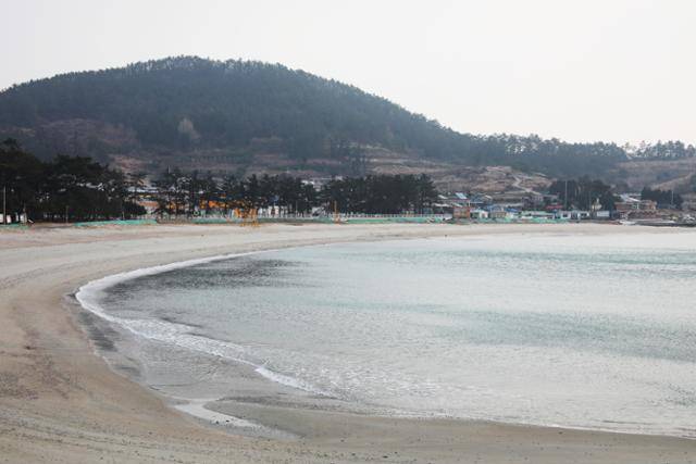 중리해수욕장은 완만한 경사의 부드러운 백사장이라 맨발로 걷기에 제격이다.ⓒ박준규