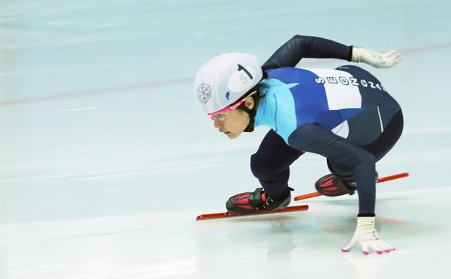 지난해 2월 경기 성남 탄천종합운동장 빙상장에서 열린 제101회 동계체전 쇼트트랙 여자일반부 500m 결승 경기에서 김지유(성남시청)가 선두로 질주하고 있다. 뉴시스