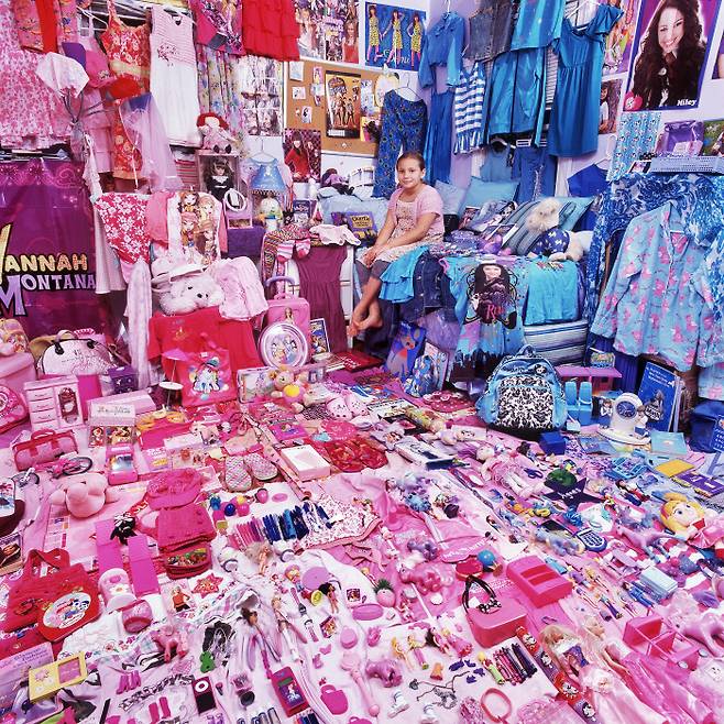 핑크 프로젝트 Ⅱ - 아그네스와 핑크 & 파란색 물건들, 뉴욕, 2009, 윤정미