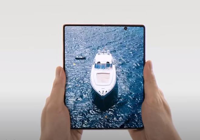 삼성전자가 지난해 9월 출시한 폴더블 스마트폰 '갤럭시Z 폴드2' /사진=삼성전자