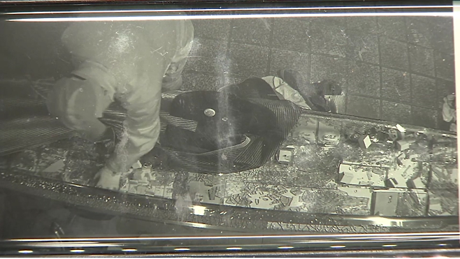 광주 서부경찰서 소속 A 경위가 지난 12월 18일 오전 4시쯤 광주 남구 월산동의 모 금은방에서 귀금속을 훔치고 있는 모습이 찍힌 CCTV 영상. 독자 제공