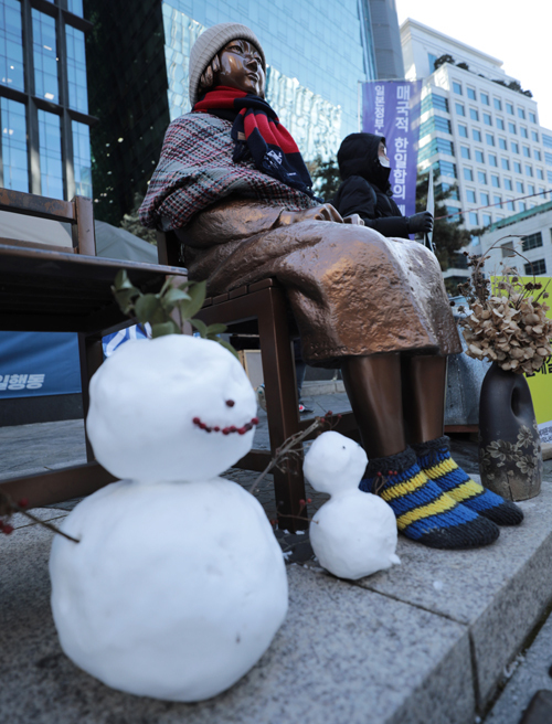 8일 서울 종로구 옛 일본대사관 앞 소녀상 옆에 눈사람이 놓여져 있다. 뉴스1