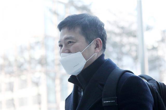 선고 공판 출석하는 김태우 - 공무상 비밀누설 혐의로 기소된 김태우 전 검찰 수사관이 8일 오전 경기도 수원시 영통구 수원지방법원에서 열린 선고 공판에 출석하고 있다. 2021.1.8/뉴스1