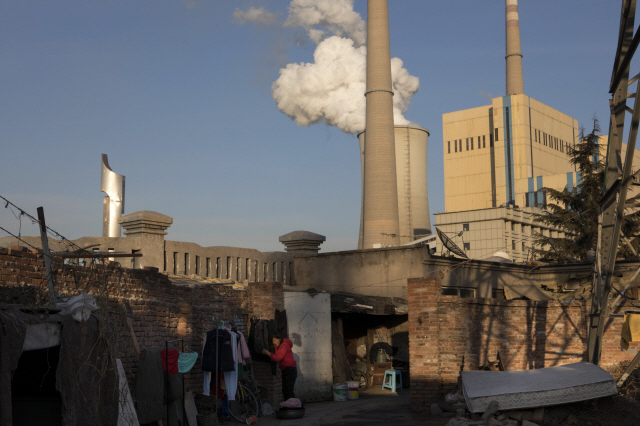 중국 베이징의 화력발전소 굴뚝에서 온실가스가 배출되고 있다. /블룸버그 자료사진