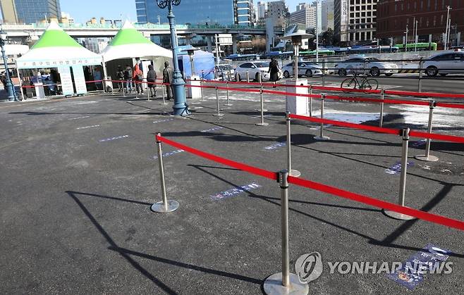서울 신규 확진 191명…38일만에 최소 (서울=연합뉴스) 한상균 기자 = 8일 오전 서울역광장 임시선별진료소 모습. 지난 7일부터 한파로 수도권 임시 선별검사소는 운영시간을 3∼5시간가량 단축했다. 이날 전해철 중앙재난안전대책본부 2차장은 중대본 회의에서 "일일 신규 확진자 수가 지난 5일 715명(실제로는 714명)을 기록한 뒤 사흘 연속 1천 명 아래에 머물고 있다"고 밝혔다. 서울 확진자 수는 사흘 만에 다시 100명대로 떨어졌다. 2021.1.8 xyz@yna.co.kr