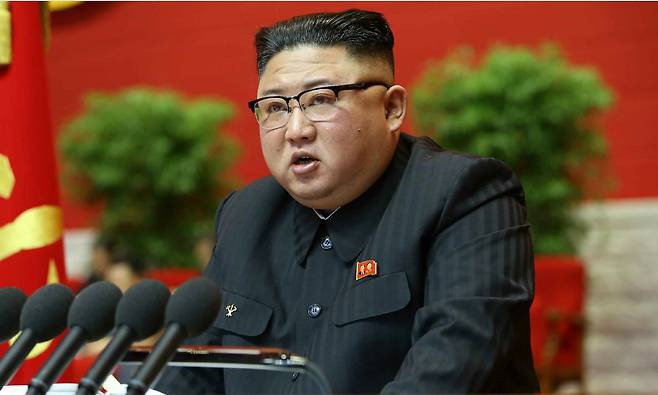 김정은 북한 국무위원장이 5일 평양 4.25문화회관에서 개최된 노동당8차 대회에서 개막 연설을 하고 있다. /노동신문 뉴스1