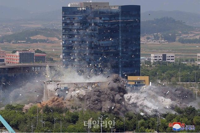 개성 남북공동연락사무소가 폭파되는 모습(자료사진) ⓒ 조선중앙통신