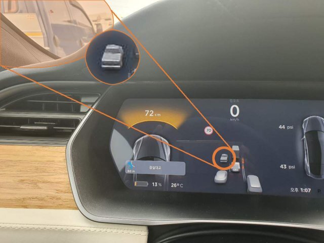 운전자 주변의 차량 상황을 보여주는 테슬라 모델S의 운전자 디스플레이. 왼쪽 앞에 살짝 보이는 파란색 소형트럭을 그래픽으로 거의 정확하게 묘사하고 있다.