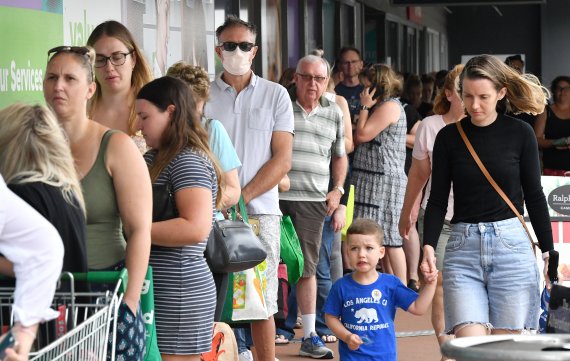 호주 브리즈번 시민들이 지난 8일 코로나19 확산 방지를 위한 봉쇄령을 앞두고 식료품을 구입하기 위해 매장 밖에서 입장을 기다리고 있다.로이터뉴스1
