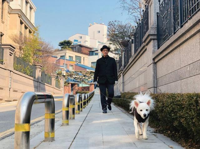 김은수 한화갤러리아 대표가 반려견 해피와 동네 산책을 하고 있다. 그는 산책을 하면서 동네 길고양이들의 밥도 챙겨준다. 한화갤러리아 제공
