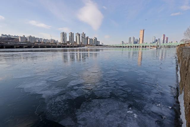 올겨울 한강 첫 결빙이 관측된 9일 오전 서울 노들섬 인근 한강이 얼어있다. 연합뉴스