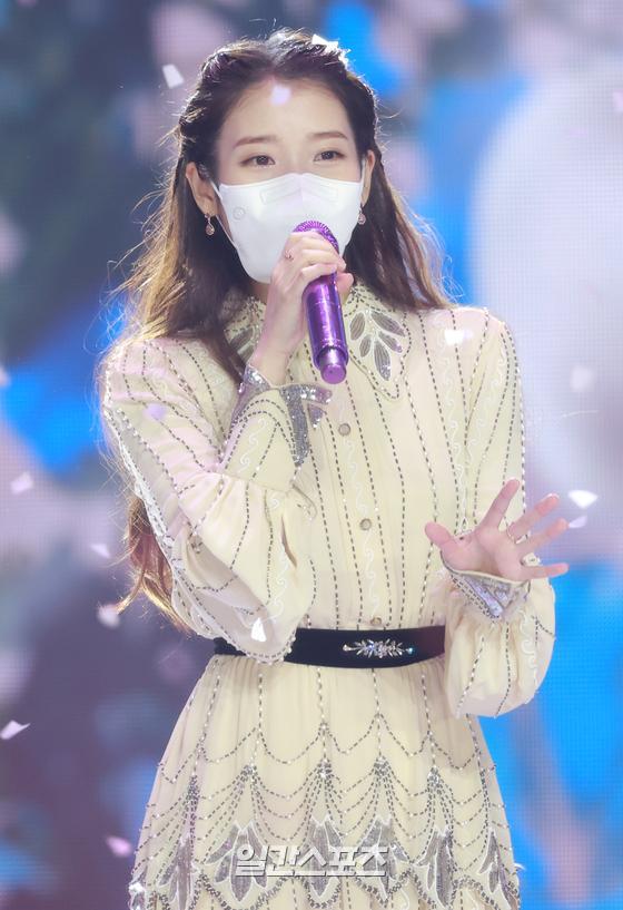 Singer IU is performing an encore performance after winning the Grand Prize in the digital sound source category of the 35th 2021 Golden Disk Awards with Curaprox held in Untact on the afternoon of the 9th.35th 2021 Golden Disk Awards with Curaprox will be broadcast on JTBC, JTBC2 and JTBC4.01. 09/