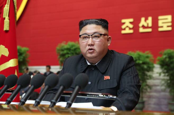 김정은 북한 국무위원장이 지난 5일 평양에서 제8차 노동당 대회를 열고 개회사를 진행했다고 노동당 기관지 노동신문이 6일 밝혔다. 뉴스1