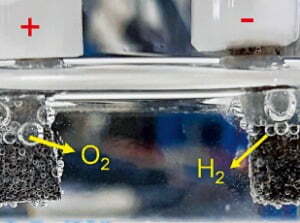 IBS 연구팀이 개발한 산소 발생 가속 촉매(왼쪽)로 수소를 생산하는 모습.  /IBS 제공