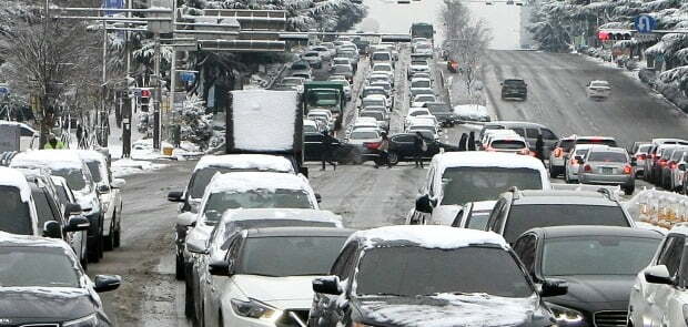 폭설이 내린 7일 전북 전주시 백제대로에서 운전자들이 눈 쌓인 도로를 천천히 지나고 있다 있다 (사진=뉴스1)