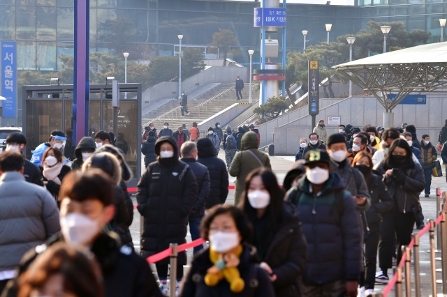 서울역에 마련된 임시 선별진료소에서 검사를 받으려는 시민들이 줄지어 서 있다. 최현규 기자