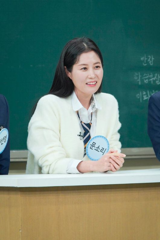 Men on a Mission actor Moon So-ri reveals episode of his secret love affair with Husband Jang Joon-hwan DirectorActors Moon So-ri, Kim Sun-young and Jang Yoon-joo, who are united as the movie Three Sisters in JTBC entertainment program Knowing Bros, will appear as former students.From individual period to Senseful Conte, three people emit a brilliant charm.At the time of the recording, Moon So-ri unraveled an episode of his love affair with Husband, Jang Joon-hwan Director.Moon So-ri was fortunate to say, Unlike me who had a secret love affair for a year at the time but did not intend to reveal it around, Jang Joon-hwan Director wanted to inform the surroundings.Then, when I went to a karaoke room with my close film friends, Jang Joon-hwan Director grabbed the microphone and acted suddenly, and the story that embarrassed Moon So-ri was told and laughed.On the same day, Moon So-ri also attracted attention by revealing the witty gifts that he received from many movie officials at the time of his marriage.The behind-the-scenes story of Moon So-ri and Husband Jang Joon-hwan Directors Secret Love is available today (9th) at 9pm on Men on a Mission.JTBC offer