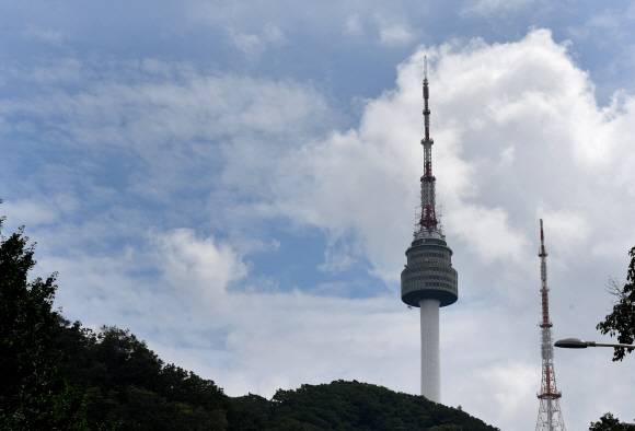 장마가 그친 16일 서울 남산타워 너머로 맑은 하늘이 보이고 있다. 2020.8.16 박지환기자 popocar@seoul.co.kr