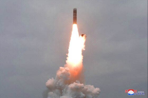 북한이 2019년 10월 신형 잠수함발사탄도미사일(SLBM) ‘북극성-3형’을 성공적으로 시험발사했다며 방영한 방송화면./조선중앙통신=연합뉴스