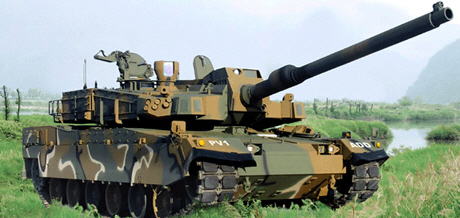 세계적으로 주목 받는 4세대 국산 탱크 ‘K-2 흑표’의 모습. 국산 파워팩 문제로 우여곡절을 겪은 것을 제외하면 세계적인 수준의 전차이지만 당초 기대했던 600여대에 못미치는 250여대 도입에 그칠 전망이다. /사진제공=현대로템