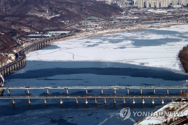 '북극 한파'에 얼어붙은 한강 [연합뉴스 자료사진]