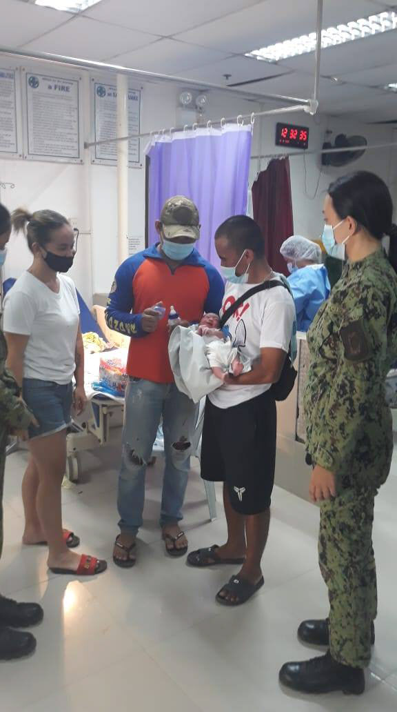준렐 푸엔테스 레빌라가 쓰레기장에서 발견한 신생아를 안고 있다. (사진=필리핀 시봉가 경찰 페이스북)