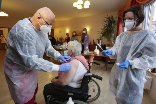 독일 할버슈타트의 한 요양원에서 지난달 26일(현지시간) 의사 베른하르트 엘렌트(왼쪽)가 거주자에게 코로나19 백신을 접종하고 있다. (사진=연합뉴스)