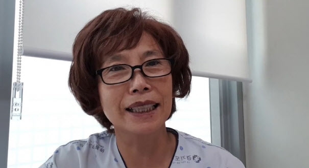 ‘엄마부대’ 대표 주옥순(64)씨가 지난해 8월 26일 오전 병상에서 환자복을 입고 본인의 유튜브 방송을 진행하고 있다.(사진=‘주옥순TV 엄마방송’ 갈무리)
