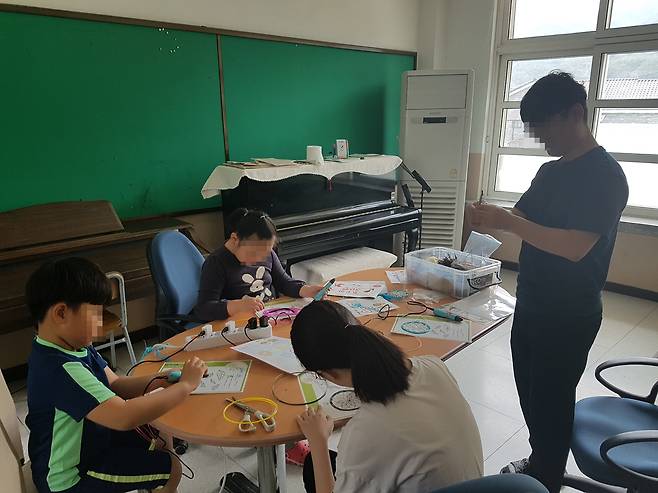 소천초 학생들이 수업을 받는 모습. 학생이 많지 않다.© 뉴스1