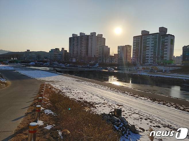 충북 보은읍 내를 가로지르는 보청천 주변이 주민 여가활동 공간으로 거듭난다. © 뉴스1