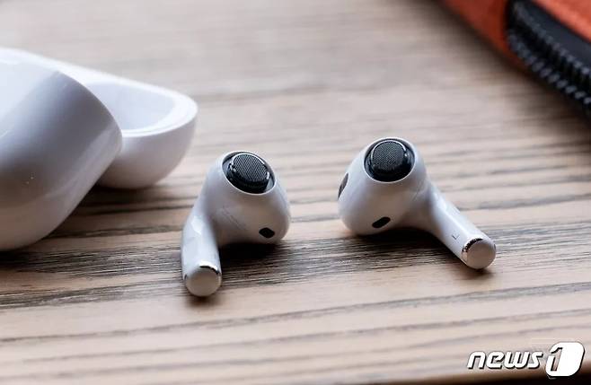 애플의 무선 이어폰인 '에어팟 프로' © 뉴스1