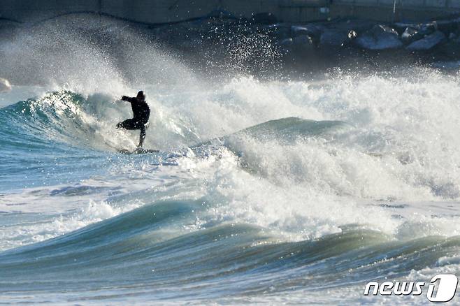 10일 오전 경북 포항시 북구 흥해읍 용한리 해수욕장에서 서퍼들이 겨울 파도를 타고 있다. 이날 포항시의 아침 최저 기온은 영하 8도(체감기온 영하 12도)까지 떨어졌지만 서퍼들은 이에 아랑곳 않고 겨울 서핑을 즐겼다. 2021.1.10/뉴스1 © News1 최창호 기자
