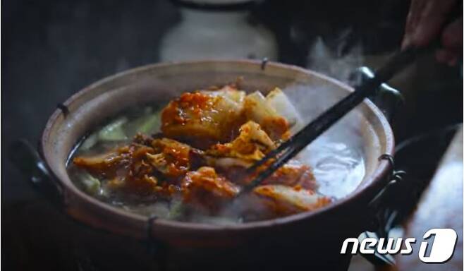 중국 유명 유튜버 리즈치가 김치찌개를 만드는 모습.(리즈치 유튜브 캡처)© 뉴스1
