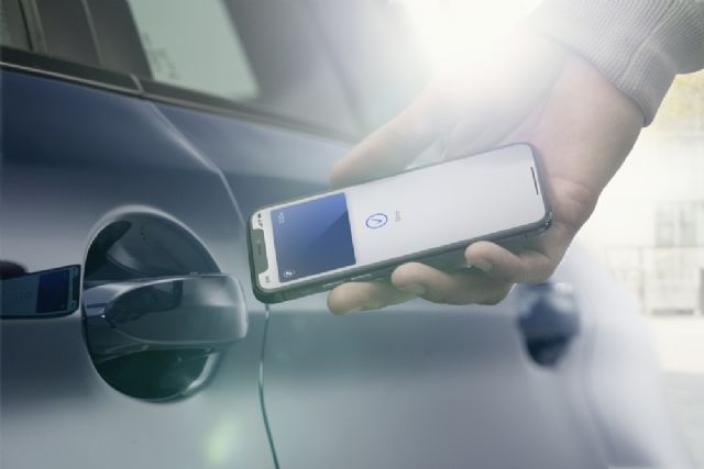 애플 아이폰에 탑재된 디지털 키로 BMW 차량 문을 여는 모습 (사진=BMW)