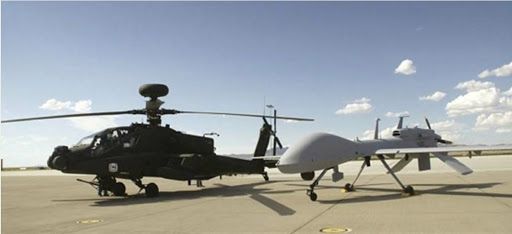 주한미군에 배치돼 있는 아파치 공격헬기와 그레이 이글 무인공격기(오른쪽)는 현재 운용중인 대표적인 유무인  복합체계(MUM-T)다. /미 제너럴아토믹사
