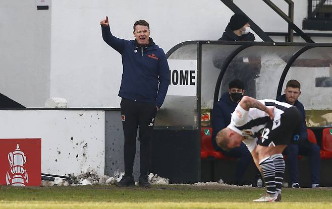 초등학교 교장인 촐리FC의 제이미 버밀리오 감독이 10일 열린 FA컵 3라운드 홈경기에서 선수들게게 지시를 하는 모습./로이터 연합뉴스