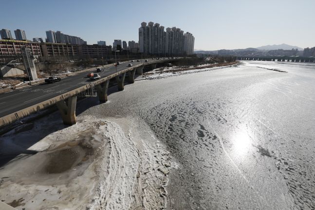 전국 대부분 지역에 한파특보가 발효된 가운데 지난 8일 서울 용산구 원효대교 북단에서 바라본 한강이 얼어있다. ⓒ데일리안 류영주 기자