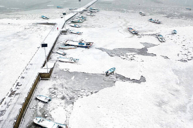 한파가 전국을 강타한 가운데 충남 서산시 가로림만에서 지난 8일 바닷물이 얼어 어선의 발이 묶였다. 서산시 제공