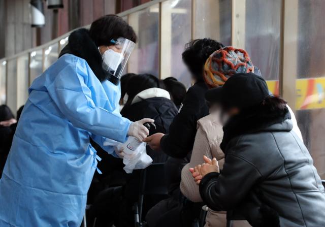 사흘 연속 신종 코로나바이러스 감염증(코로나19) 확진자가 600명대를 기록한 10일 오후 서울 송파구보건소에 마련된 코로나19 선별진료소를 찾은 시민들을 검사 순서를 기다리고 있다. 뉴스1