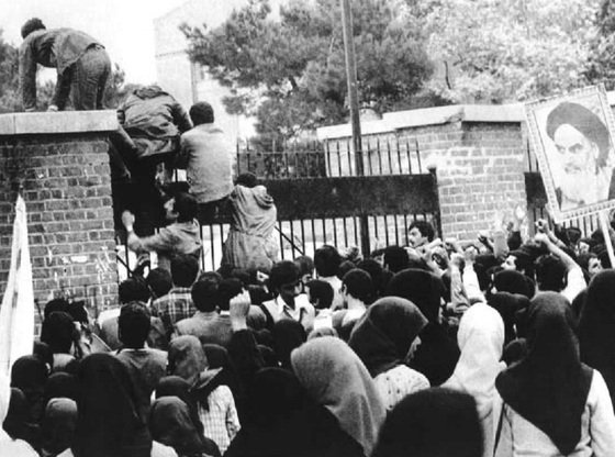 1979년 11월 4일 테헤란 미국대사관 인질사건이 시작되던 당시 이란인들이 미국 대사관 담을 넘어 들어가고 있다. 앞서 2월에 친서방 왕조 체제가 무너진 이란 혁명이 발생했다. [중앙포토]