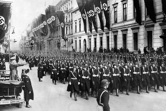 1937년 1월 독일 베를린에서 아돌프 히틀러가 행진하는 제1 총통경호친위대(SS)를 사열하고 있다. [중앙포토]