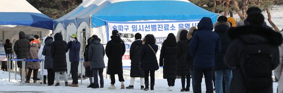 지난 9일 서울 올림픽공원에 설치된 송파구 임시선별진료소에 코로나19 검사자들로 붐비고 있다. 뉴스1