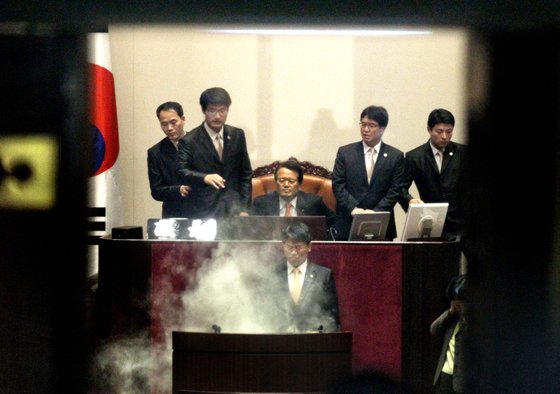 2011년 11월 22일 오후 국회에서 한나라당이 한미FTA를 단독 처리했다. 김선동 민주노동당 의원이 최루탄을 본회의장에서 터뜨리고 있다. 중앙포토