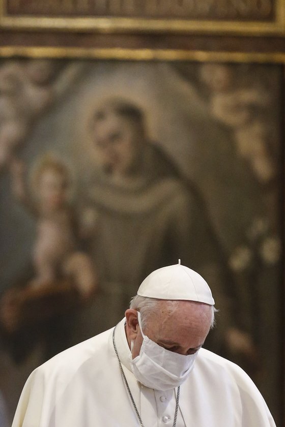 지난해 10월 20일 이탈리아 로마의 산타마리아 델 마르 성당에서 기도하는 프란치스코 교황의 모습. [EPA=연합뉴스]