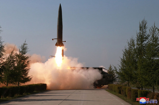 2019년 5월 ‘북한판 이스칸데르’로 추정되는 발사체가 이동식 발사차량(TEL)에서 공중으로 치솟고 있다.연합뉴스