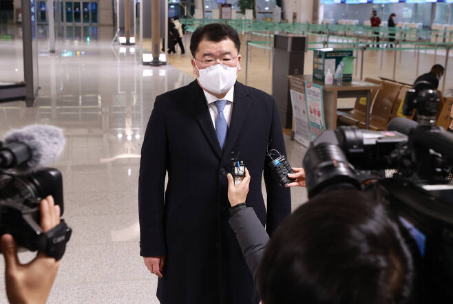 First Vice Foreign Minister Choi Jong-kun speaks to the reporters at Incheon International Airport, west of Seoul, before boarding his flight to Iran. (Yonhap)