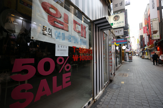 Buildings in the Myeongdong, central Seoul, shopping district are vacant and available for rent in late December. [YONHAP]