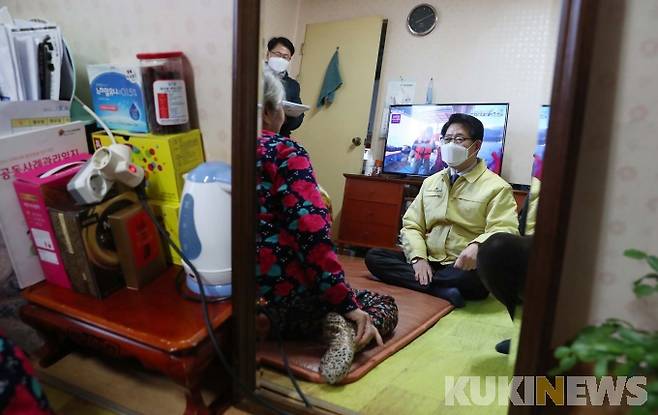 양 지사가 독거노인을 방문해 위문하고 있는 모습.