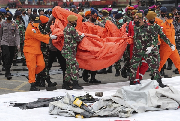10일(현지시간) 인도네시아 군 당국이 자카르타 앞바다에 추락한 스리위자야항공 SJ182편 잔해를 옮기고 있다. AP 연합뉴스